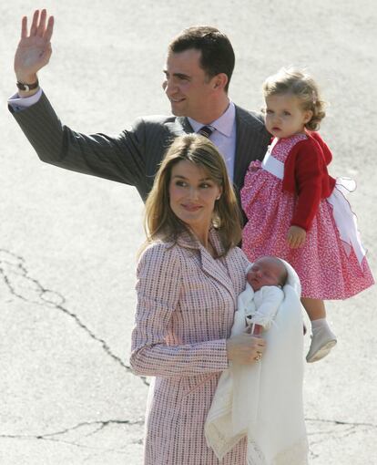 4 de mayo 2007. Los Príncipes de Asturias presentan a la infanta Sofía, en brazos de doña Letizia.
