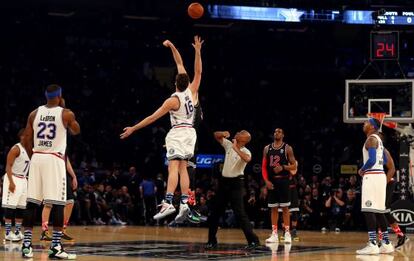 Pau y Marc Gasol hacen el salto inicial del All Star.