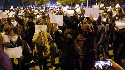 Grupos de manifestantes exhibían folios en blanco para protestar contra la política del Gobierno chino frente a la covid, en una protesta en Pekín el pasado 27 de noviembre.