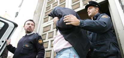 Uno de los policías procesados por el caso de corrupción en Ronda, mientras era escoltado.