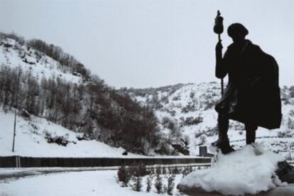 Una estatua, en homenaje a los peregrinos del Camino de Santiago, cubierta por la nieve en la localidad luguesa de O Cebreiro.