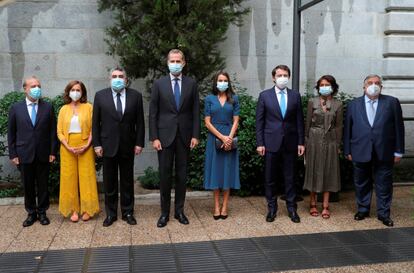 Los reyes Felipe VI y Letizia inauguraron este jueves la exposición conmemorativa del centenario del nacimiento del escritor Miguel Delibes en la Biblioteca Nacional (BNE), que recoge el perfil polifacético de este novelista y académico.