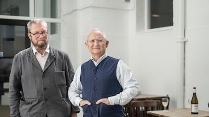 El chef Fergus Henderson (izquierda) y el restaurador Trevor Gulliver posan en su restaurante, St. John, en el barrio londinense de Smithfield.