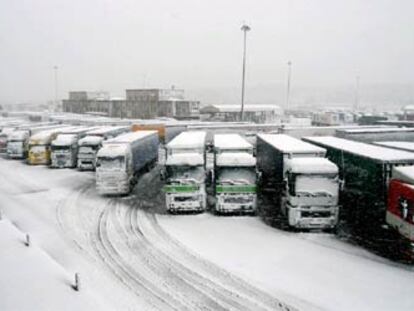 Imagen del área de aparcamiento de la A-7 en La Jonquera, cubierta por la nieve.