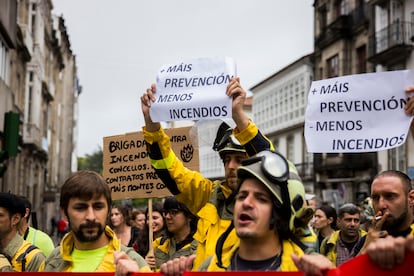 Bomberos forestales, durante la manifestación contra la política contraincendios de la Xunta.