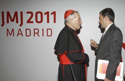 Rouco Varela charla con Fernando Giménez Barriocanal, durante la recepción para agradecer los patrocinadores de la JMJ.