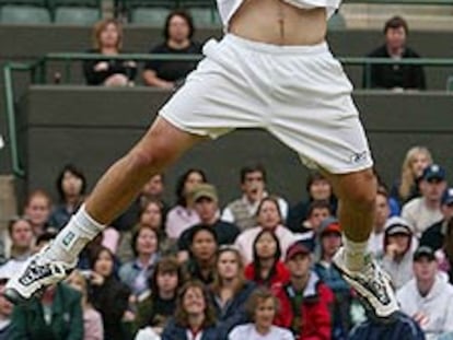 Un saque espectacular del estadounidense Andy Roddick.