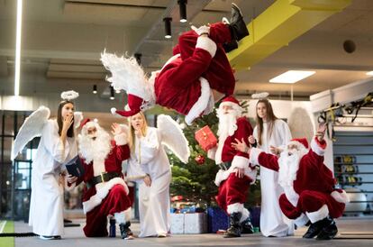 Durante el evento de caridad para niños socialmente desfavorecidos en el gimnasio Meridcen Fitnesscenter, en Hamburgo,al norte de Alemania, Papá Noel les dedicó unos saltos al aire.