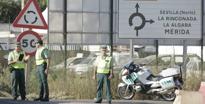 La Guardia Civil controla el tr&aacute;fico de autom&oacute;viles en la A-8008, en una imagen de archivo.