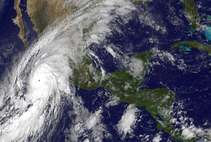 Una imagen del National Oceanic and Atmospheric Administration muestra al huracán Patricia en las costas del Pacífico mexicano.