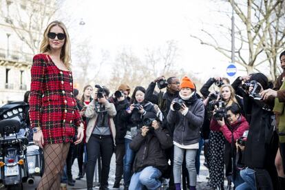 La bloguera, 'it girl' y empresaria de éxito Chiara Ferragni, al salir del desfile de Balmain.