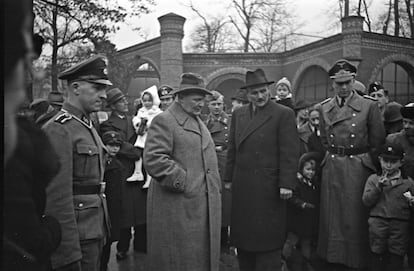 Goering y junto a él con abrigo oscuro el director del zoo de Berlín Lutz Heck, en 1942 en una visita al parque.