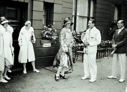 El fundador junto a jugadoras de tenis