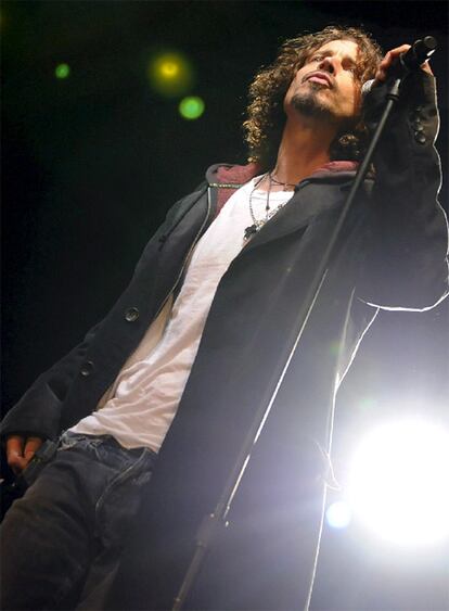 El músico estadounidense Chris Cornell, uno de los abanderados del &#39;grunge&#39; de los 90 con su banda Soungarden que luego recicló con Audioslave, presentó anoche su tercer disco en solitario, &#39;Scream&#39;, en Berlín. Está previsto que el disco esté a la venta el próximo 10 de marzo.