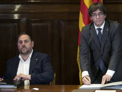 Puigdemont, con Junqueras, firma la convocatoria del refer&eacute;ndum del 1-O