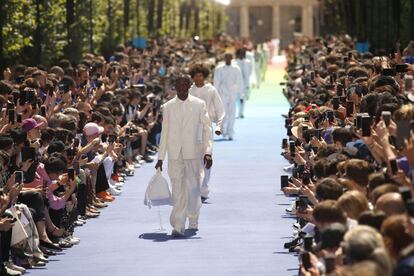 Una fila de móviles al paso de los módelos del desfile de Luis Vutton, que presenta su colección primavera - verano 2018 en París.