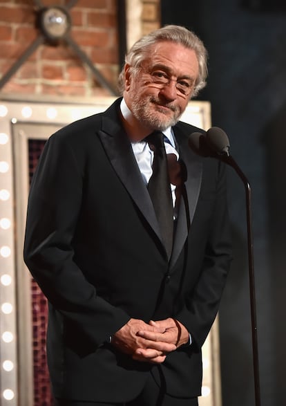 Robert de Niro. El actor tiene dos hijos gemelos, Julian Henry y Aaron Kendrick, que concibió una madre de alquiler mediante fecundación in vitro, durante su relación con la modelo Toukie Smith. En 2011, cuando tenía 68 años deció ampliar la familia con su segundo mujer también con maternidad subrogada. En total, de Niro tiene 6 hijos.