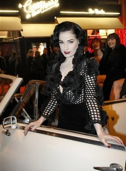 La stripper Dita Von Teese, estrella invitada en el prestigioso cabaré parisino Crazy Horse durante dos
semanas este mes de febrero, volverá a desvelar los secretos de su arte para desnudarse en veinte espectáculos suplementarios el mes que viene. Casi 10.000 personas han disfrutado de los tres números que la ex mujer de Marylin Manson ejecutaba en cada espectáculo durante quince días en el show de uno de los cabarés más elitistas de París. El elevado número de reservas que no se pudieron satisfacer han
propiciado el regreso de Dita al mismo escenario, que actualmente dirige el reputado coreógrafo Philippe Decouflé, entre los días 16 y 17 de marzo.