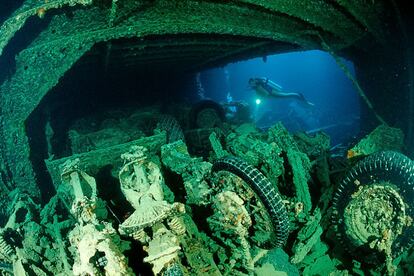 Los aficionados a las historias bélicas de la Segunda Guerra Mundial tienen auténticos tesoros sumergidos en mares y océanos de todo el mundo. Como el 'S.S. Thistlegorm' (en la foto), un buque británico hundido en 1941 en el Mar Rojo, cerca de Sharm el-Sheik, que aún conserva la mayor parte de su carga a bordo, como una flota de camiones Bedford y otra de motos Norton 16H.