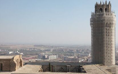 Torre de la antigua catedral de Lleida en pleno proceso de restauración.