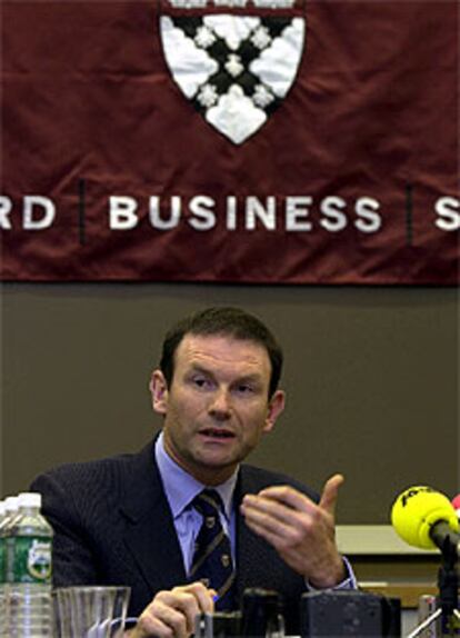 El <i>lehendakari,</i> Juan José Ibarretxe, durante la clase que impartió ayer en la Escuela de Negocios de la Universidad de Harvard (EE UU).