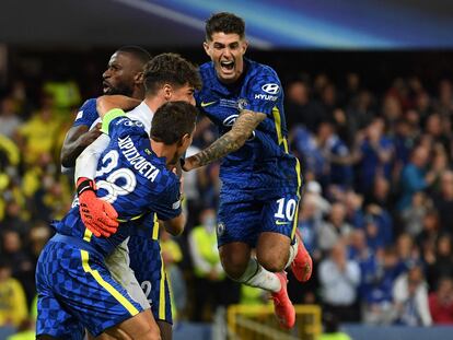 Los jugadores del Chelsea celebran con Kepa el triunfo en la tanda de penaltis ante el Villarreal.