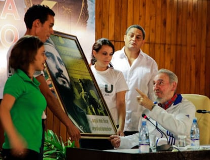 Fidel Castro, con un grupo de universitarios en La Habana.