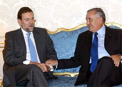 Rajoy, durante la reunión que ha mantenido con el primer ministro francés, Jean Pierre Raffarin.