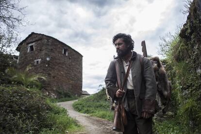 Mario Casas en un fotograma de la película Bajo la piel del lobo, rodada en Los Oscos, en Asturias.