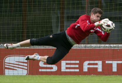 Raúl Fernández en un momento del entrenamiento de hoy en Lezama.