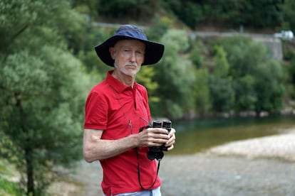 El ornitólogo Dave Langlois, este verano a orillas del río Sella, en Asturias.