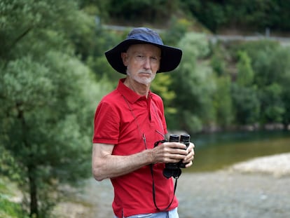 El ornitólogo Dave Langlois, este verano a orillas del río Sella, en Asturias.