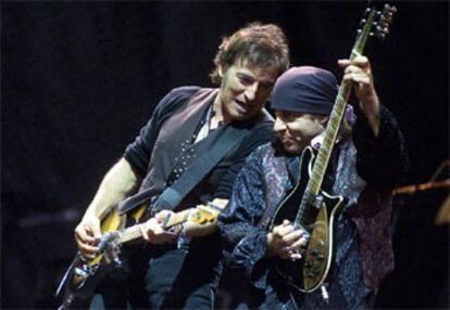 Bruce Springsteen, anoche, durante el concierto en Gijón.