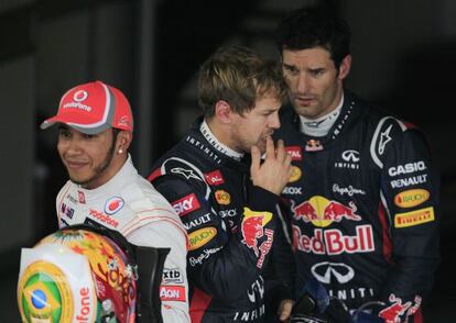 Vettel charla con Mark Webber junto a Lewis Hamilton
