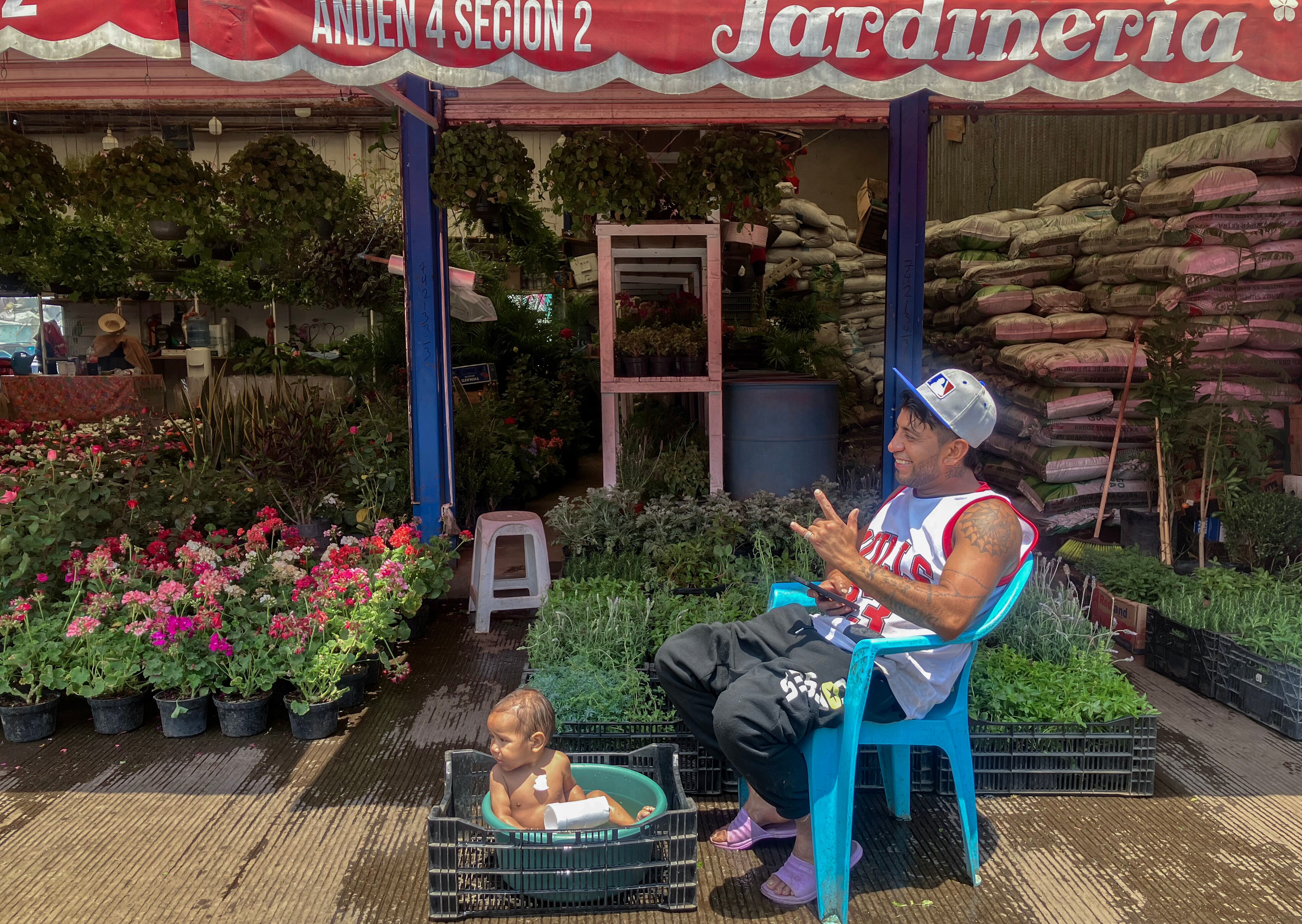 Un comerciante baña a su hijo en una tina en medio de la ola de calor en Ciudad de México, el 13 de mayo.