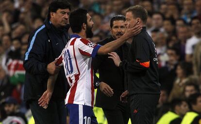 Arda Turan le da un cachete en la cara al cuarto árbitro tras ser expulsado.