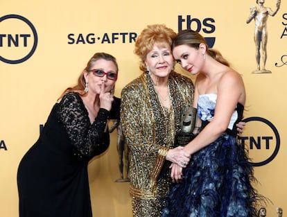 Billie Lourd, a la derecha, junto a su abuela Debbie Reynolds y su madre, Carrie Fisher. Perdió a ambas con unos días de diferencia a finales de 2016.