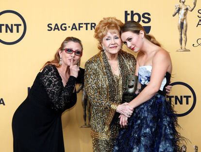 Billie Lourd, a la derecha, junto a su abuela Debbie Reynolds y su madre, Carrie Fisher. Perdió a ambas con unos días de diferencia a finales de 2016.