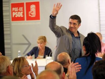 Patxi López saluda a los asistentes al Comité Nacional del PSE tras su proclamación como candidato a 'lehendakari'.