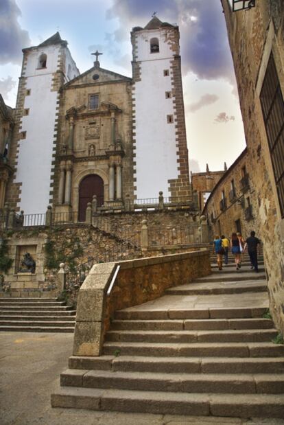 Iglesia barroca de San Francisco Javier, en la plaza de San Jorge (Cáceres)