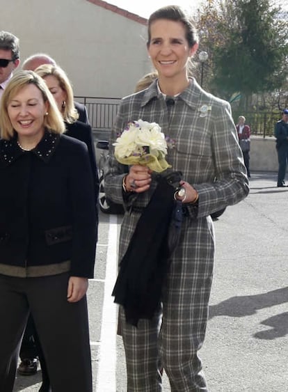 Infanta Elena ha presidido hoy en Colmenar Viejo el acto conmemorativo del 30 aniversario de la Asociación de Empleados de Iberia Padres de Minusválidos. Se ha presentado con un atrevido estilismo (llevaba un mono de cuadros), a visitar las instalaciones de la entidad y descubrir una placa conmemorativa.