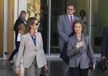 La reina Sofía y la infanta Elena abandonan la clínica Quirón, en Pozuelo, tras visitar a Froilán, ingresado tras sufrir un accidente con una escopeta de caza.