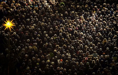 Feligreses durante la misa frente a la iglesia de Nuestra Señora de Dresde (Alemania).