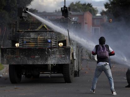 Manifestantes se enfrentan a la policía como parte de las protestas contra el Gobierno de Iván Duque, en Bogotá, el 29 de junio.