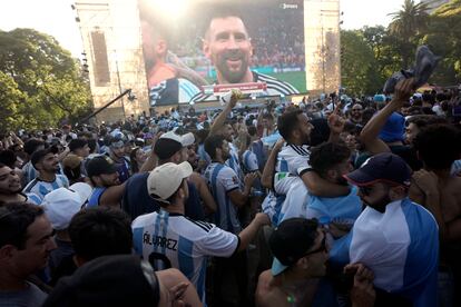 Seguidores de la selección argentina celebran la victoria sobre Croacia en semifinales, en el barrio bonaerense de Palermo, el 13 de diciembre de 2022.