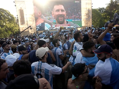 Seguidores de la selección argentina celebran la victoria sobre Croacia en semifinales, en el barrio bonaerense de Palermo, el 13 de diciembre de 2022.