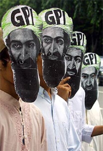 Unos indonesios del Movimiento de la Juventud Islámica se manifiestan a favor de Bin Laden en Jakarta.