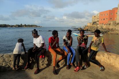 Khadjou Sambe se sienta a hablar con principiantes que están aprendiendo a surfear con Black Girls Surf (BGS), una escuela de formación para niñas y mujeres que quieren competir en el surf profesional, cerca de un puerto pesquero en Ngor, Dakar, en Senegal, 30 de julio de 2020. Sambe entrena a niñas de la zona, animándolas a desarrollar la fuerza física y mental para surfear olas y romper moldes en una sociedad que generalmente espera que se queden en casa, cocinen, limpien y se casen jóvenes. "Siempre les aconsejo que no escuchen a otras personas, que se tapen los oídos", dice.