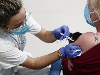 Una mujer es vacunada con la vacuna de AstraZeneca contra la covid-19 en el Hospital de Emergencias Enfermera Isabel Zendal.