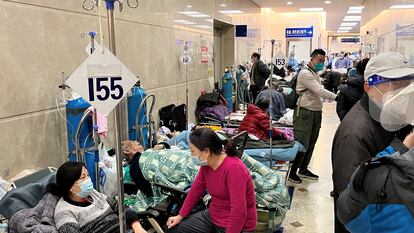 Grupos de pacientes esperan este martes en camas instaladas en los pasillos del área de emergencias del hospital Zhongshan, en Shangái.